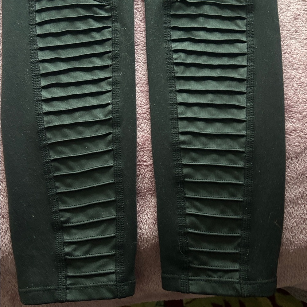 🎀Alo Yoga Moto Leggings🎀 - Picture 6 of 7